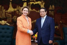 Le Premier ministre Pham Minh Chinh et Mme Nicola Beer, vice-présidente de la Banque européenne d'investissement. Photo : VNA.