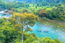 Chaque mois de mars, le ruisseau Mooc se pare des couleurs des fleurs de saraca asoca, ce qui crée une scène fascinante et enchanteresse. Photo : VOV