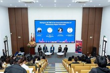 Lors du séminaire « Vietnam – Royaume-Uni : coopération transnationale en matière d'éducation et le processus d'internationalisation de l'enseignement supérieur du Vietnam », le 18 mars à Hanoï. Photo : NDEL