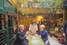 Le roi Philippe et la reine Mathilde prennent le café aux œufs, une spécialité de Hanoï.