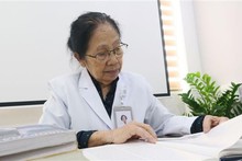 À 81 ans, la Professeure Nguyên Thi Ngoc Phuong poursuit sans relâche son travail. Photo: VNA.