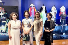 Mme Tran Thi Bich Van (deuxième à gauche) lors du Gala de mode du corps diplomatique sur le thème « Fashioning power, fashioning peace ». Photo : baoquocte.vn