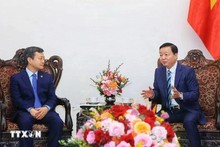Le vice-Premier ministre Tran Hong Ha (à droite) et Chen Sichang, directeur général de la China Civil Engineering Construction Corporation (CCECC), à Hanoi, le 14 mai. Photo : VNA.