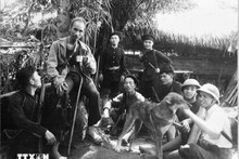 Moments de repos du Président Ho Chi Minh lors d'une mission dans le maquis du Viêt Bac, pendant la guerre contre le colonialisme français. Photo d'archives : VNA.