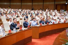 Dirigeants et autres délégués lors de la conférence du 18 mai 2025. Photo : quochoi.vn
