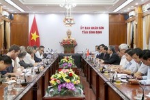 Séance de travail entre la délégation française et les autorités de la province de Binh Dinh. Photo : thoidai.com.vn