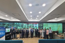 La délégation vietnamienne a visité le centre de contrôle intégré situé au siège de l’Hôtel de Ville d’Anyang. Photo : thoidai.com.vn