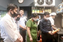 L’équipe d’inspection intersectorielle No 1 de Hanoï a effectué une vérification de la sécurité sanitaire alimentaire dans un restaurant situé dans le district de Thanh Xuân. Photo : hanoimoi.com.vn