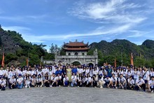 Les jeunes visitent l'ancienne capitale Hoa Lu, à Ninh Binh. Photo : baoquocte.