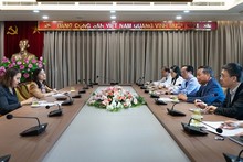 Le Secrétaire adjoint du Comité du Parti de Hanoï, Nguyen Van Phong, a eu une séance de travail avec l’ambassadrice de Nouvelle-Zélande au Vietnam, Tredene Dobson. Photo : KTDT.