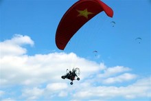Une démonstration de parapente motorisée. Photo: VNA