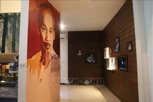 Le grand portrait du Président Ho Chi Minh est placé dans le musée. Photo : VNA.