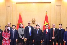 Nguyên Xuân Thang, membre du Bureau politique, directeur de l'Académie nationale de politique Hô Chi Minh et président du Conseil théorique central, l'ambassadeur de Suède au Vietnam, Johan Ndisi et d'autres délégués. Photo : VNA.