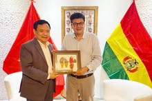 Le consul honoraire du Vietnam en Bolivie, Miguel Angel Perez Pena (droite). Photo: VNA