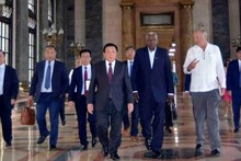Le président de l'Assemblée nationale cubaine, Esteban Lazo, a souhaité la bienvenue au camarade Nguyen Xuan Thang et à la délégation vietnamienne. Photo : Ambassade du Vietnam à Cuba.