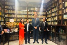 L'ambassadeur de France au Vietnam, Olivier BROCHET, et le vice-ministre de la Culture, des Sports et du Tourisme, Hoang Dao Cuong, ont félicité le Dr Tran Huu Son et son épouse. Photo : Vanhoa.