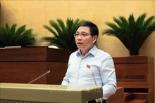 Le ministre des Finances, Nguyen Van Thang, présente le rapport du gouvernement à l'Assemblée nationale, à Hanoi, le 15 mai. Photo : VNA.