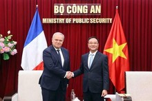 Le vice-ministre vietnamien de la Sécurité publique, Pham The Tung (à droite) et le ministre auprès du ministre d'État, ministre de l'Intérieur, François-Noël Buffet. Photo : VNA,