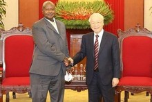 Le Secrétaire général du Parti, Nguyên Phu Trong (à droite) et le Président ougandais, Yoweri Kaguta Museveni. Photo : VNA.
