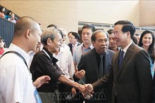 Le Président Vo Van Thuong rencontre des écrivains chevronnés vietnamiens. Photo : VNA.