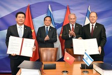 Le ministre vietnamien de l'Industrie et du Commerce Nguyen Hong Dien et le ministre israélien de l'Économie et de l'Industrie Nir Barkat ont signé l'accord de libre-échange Vietnam-Israël en juillet 2023. Photo : VGP