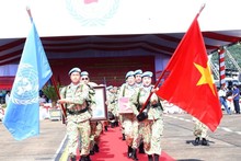 Cérémonie marquant le départ de l'hôpital de campagne de niveau 2 N°6 et de l'équipe du génie N°3 pour leur mission de maintien de la paix de l'ONU au Soudan du Sud et à Abyei. Photo : VNA.