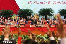 Les délégués votent pour approuver la liste des 374 membres du Comité central du Front de la Patrie du Vietnam, mandat 2019-2024, à Hanoi, en septembre 2019. Photo : VNA.