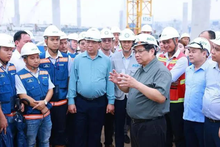 Le Premier ministre Pham Minh Chinh assigne des tâches aux parties prenantes sur le chantier du projet d’aéroport international de Long Thành. Photo : VNA.