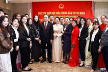 Le président de l’Assemblée nationale Trân Thanh Mân, son épouse et des représentants de la communauté vietnamienne à Kyushu, Okinawa et dans la région du centre-sud du Japon. Photo : VNA.