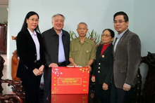 Le vice-Premier ministre permanent Nguyên Hoa Binh (2e de gauche) offre un cadeau à un ancien combattant à Quang Ngai. Photo : VNA.