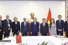 Le président de l'Assemblée nationale (AN) du Vietnam, Tran Thanh Man (au centre), le président de la Chambre des représentants du Maroc, Rachid Talbi El Alami et les délégués. Photo : VNA.