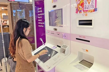 Une cliente utilise le service bancaire automatique LiveBank de TPBank. Photo : hanoimoi