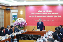 Le secrétaire général du Parti, Tô Lâm (debout), s’exprime lors de la séance de travail avec la Commission des politiques et des stratégies du Comité central du Parti, à Hanoi, le 24 février. Photo : VNA.