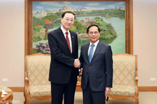 Le vice-Premier ministre, ministre des Affaires étrangères du Vietnam, Bui Thanh Son (à droite), reçoit le vice-ministre chinois des Affaires étrangères Sun Weidong. Photo: baoquocte