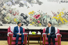 L'ambassadeur du Vietnam en Chine, Pham Thanh Binh, rend une visite de courtoisie à Yang Wanming, président de l’Association du peuple chinois pour l'amitié avec les pays étrangers. Photo: baoquocte