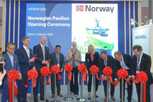 Lors de la cérémonie d’inauguration du stand de l'ambassade de Norvège au Vietnam dans le cadre du Salon international des technologies de la construction navale et des structures offshore. Photo : Ambassade de Norvège au Vietnam