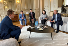 L’ambassadeur du Vietnam en France, Dinh Toan Thang (droite) rencontre le préfet de l’Hérault, François-Xavier Lauch. Photo : VNA.