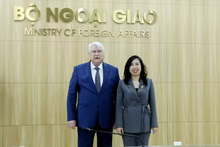 La vice-ministre des Affaires étrangères Lê Thi Thu Hang (à droite) et le vice-gouverneur de la province de Kalouga, Fédération de Russie, V.V. Potemkin. Photo: baoquocte