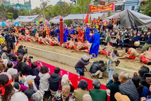Le tir à la corde assis au festival du temple Tran Vu (Long Bien, Hanoï) attire l'attention de nombreux habitants et touristes. Photo : NDEL