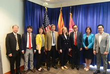 Le consul général du Vietnam à San Francisco, Hoang Anh Tuan, et sa délégation ont pris une photo souvenir avec le maire Kate Gallego à l'hôtel de ville de Phoenix.
