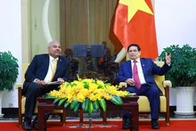 Le Premier ministre Pham Minh Chinh (droite) et le ministre des Affaires étrangères et de la Coopération d'Afrique de l'Est de la République-Unie de Tanzanie, Mahmoud Thabit Kombo. Photo: VNA