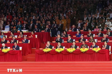 Les hauts dirigeants vietnamiens et des amis internationaux à la célébration des 50 ans de la réunification nationale. Photo : VNA.