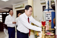 Le président de l'Assemblée nationale, Tran Thanh Man (deuxième à partir de la gauche), a offert de l'encens en hommage à l'ancien président de l'Assemblée nationale, Nguyen Huu Tho. Photo : quochoi.vn