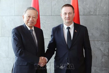 Le secrétaire général To Lam (gauche) rencontre le Premier ministre biélorusse. Photo : VNA.