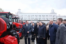 Le secrétaire général To Lam et le Premier ministre biélorusse (droite) visitent l'usine de tracteurs de Minsk. Photo : VNA.