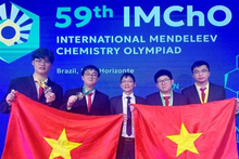 Les quatre lycéens vietnamiens participant aux 59e Olympiades internationales de chimie Mendeleïev, au Brésil. Photo : VNA.