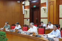 Le secrétaire général du Parti, To Lam (au milieu), lors de la réunion. Photo : VNA