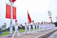 À 6 heures précises, la délégation du drapeau de l'armée Quyet Thang accomplit les rites de la cérémonie sacrée de lever du drapeau. Photo : Minh Duc/VNA