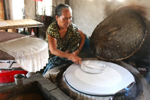 En plus de choisir des ingrédients de qualité, l'artisan doit être habile pour obtenir une galette bien ronde et d'une épaisseur appropriée. Photo: sggp