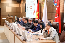 L'ambassadeur du Vietnam en Russie, Dang Minh Khoi, effectue une visite à Saint-Pétersbourg, participant à une série d'activités importantes commémorant le 135e anniversaire de la naissance du Président Hô Chi Minh. Photo : baoquocte.